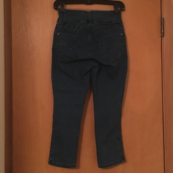 VENUS Figure Flattering Shaping Denim Capri NWOT 2 - Picture 2 of 10